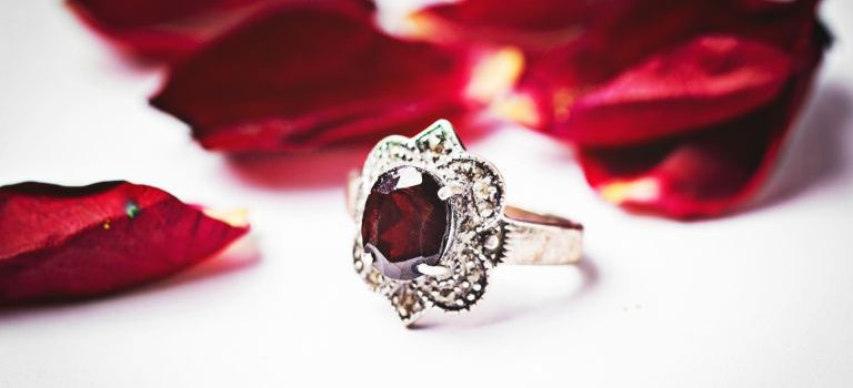 時代を超えて輝く金とブランド品の価値と買取市場のこれから